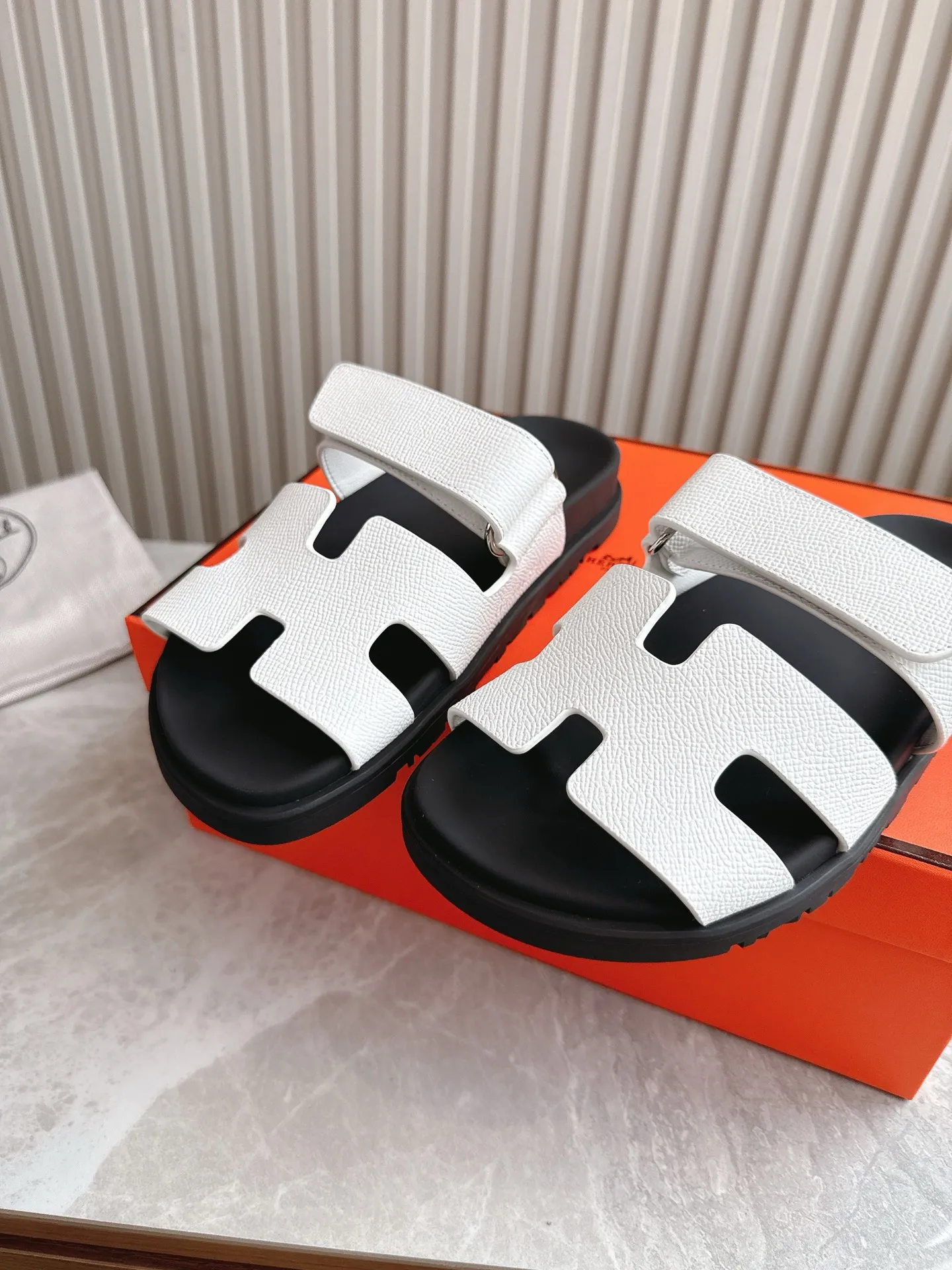 p480🐮🐮Couple model (top version) H family 2024 spring and summer new style HERMES Hermes' recently popular couple model pig nose angle sandals and slippers, paired with various colorful socks, popular. Upper: imported original deerskin (the genuine leather edging is not ordinary super migration). Lining: imported genuine leather. Outsole: Tpu non-slip and wear-resistant outsole. Size: Female 35-42 (40/42 non-returnable and non-exchangeable) Male size: 39-45 (45 non-refundable and non-exchangeable)